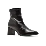 Bota corta negra de charol con punta fina y taco cuadrado. Elástico en los laterales.