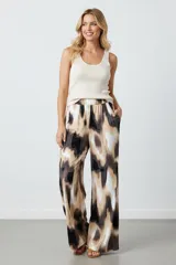 Pantalón de lanilla estampado con cintura elastizada, corte amplio y bolsillos laterales.