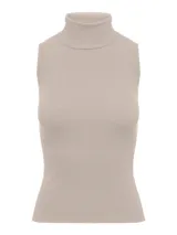 Top de punto color beige, sin mangas y con cuello alto.