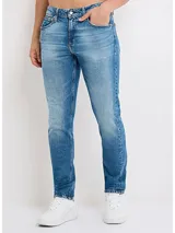 Pantalón de jean celeste con efecto desteñido, corte slim y diseño de cinco bolsillos.