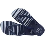 Ojotas Havaianas Top Basic con plantilla a rayas en tonos azul y blanco, y tiras azul marino con logo de la marca.