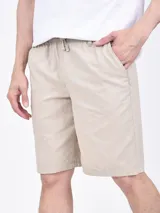 Bermuda de gabardina color celeste, con cintura ajustable con cordón y bolsillos laterales.