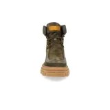 Botas de caña media color marrón de cuero gamuzado, con suela track y cordones rojos.