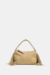 Bolso mini bandolera color beige de piel serraje con flecos en los laterales. Tiene asa de mano trenzada y asa bandolera extraíble.