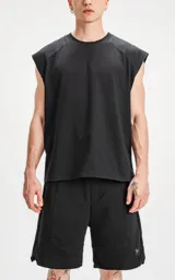 Musculosa negra de algodón con cuello redondo y sisas amplias.