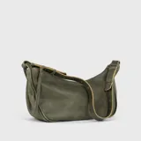 Bolso tipo bandolera de cuero color verde oliva, con textura suave y acabado desgastado. Presenta un diseño curvado y amplio, con correa ajustable sujeta con hebillas y pasadores de cuero de color más claro. El interior está forrado y cuenta con tres bolsillos.
