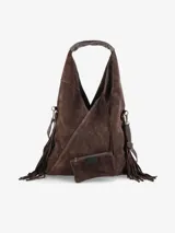 Cartera de diseño amplio y silueta relajada, color negro, con detalles de flecos en los laterales. Cuenta con un asa superior integrada y una correa desmontable para llevar al hombro o cruzada.