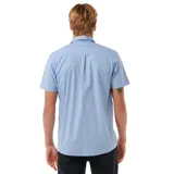 Camisa celeste con microestampado, de manga corta, con bolsillo en el pecho y cierre con botones.