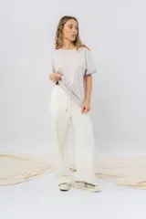Pantalón jogger wide fit color amarillo pastel, confeccionado en algodón suave, con cintura elástica con cordón ajustable y bolsillos laterales funcionales.