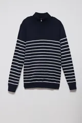 Sweater de punto azul marino con rayas horizontales blancas, cuello alto con cierre de medio cierre y mangas largas.