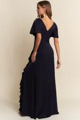 Vestido largo de color azul marino, con escote en V con detalle de encaje, mangas cortas con abertura y falda con tajo lateral y volados.