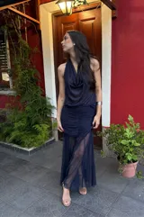 Top halter de microtul azul oscuro, con cuello tipo choker y drapeado fluido en el frente.