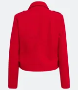 Saco femenino color rojo, de tejido polivelour, con cuello solapa, manga larga y diseño cruzado abotonado con botones dorados.