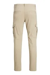 Pantalón cargo color beige con cierre de cremallera y tejido resistente.