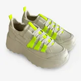 Championes blancos con plataforma, cordones y detalles en amarillo neón.