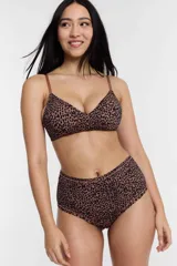 Soutien con estampado animal print, con copa soft y sin aro, con escote en V y breteles ajustables.