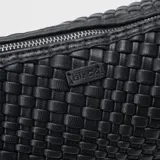 Bandolera marrón de cuero trenzado con correa ajustable.