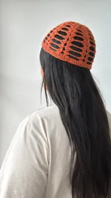 Gorro de crochet calado color terracota.