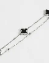 Pulsera plateada de doble cadena con bolitas y dijes de flor de cuatro pétalos esmaltados en negro.
