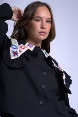 Camisa color crema con cuello Claudine y bordado de crochet multicolor.