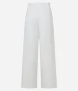 Pantalón pantalona de corte sastrero color blanco, confeccionado en poliéster y elastano, con cintura ancha con trabillas y pliegues delanteros.