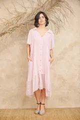 Vestido camisero midi color rosa claro, de lino, con cuello camisero, manga corta y falda con volados.