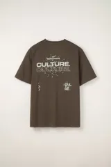 Remera manga corta oversize color gris con estampa Culture en el frente.