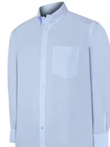 Camisa de hombre celeste a rayas verticales azules, de corte regular, con cuello abotonado, bolsillo en el pecho con logo bordado y mangas largas con puños abotonados.