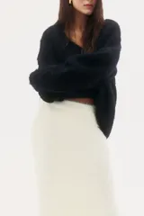 Pollera midi entallada de punto suave con efecto peludito, cintura elastizada y bajo recto.
