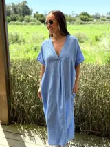 Vestido largo azul marino de lino italiano, con escote en V, mangas cortas y bolsillos laterales.