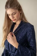 Blazer azul con lazo en la cintura, de manga larga y diseño brillante.
