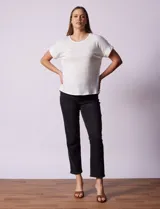 Remera color durazno con textura y espalda con aplique de botones.