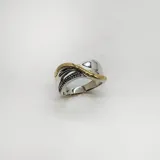 Anillo de plata 925 con detalles en oro, diseño elegante y contemporáneo.