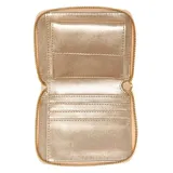 Billetera pequeña Guess Laurel con cierre de cremallera, color beige con estampado del logo de la marca en tono sobre tono y aplique del logo en dorado.