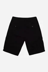 Bermuda cargo color verde oliva, con bolsillos laterales amplios, botón y cierre. Confeccionada en tela resistente y liviana.