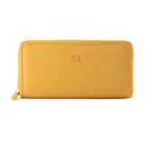 Billetera rectangular color mostaza con cierre perimetral y logo XL plateado en el frente.