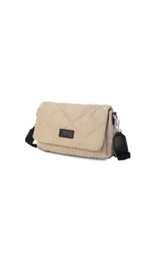 Bandolera color beige con diseño capitoneado, correa de galón ajustable y tapa con broche. Tiene un bolsillo interno y logo de la marca en el frente.