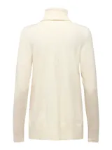 Sweater de punto color crema, con cuello alto y mangas largas.