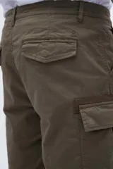 Bermuda cargo azul con bolsillos laterales y bolsillos cargo con solapa y botones.