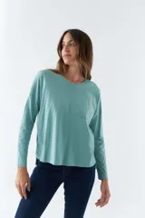 Remera blanca de algodón con mangas largas, cuello redondo y estampado frontal con la palabra 'Faith' en letras de diferentes colores.