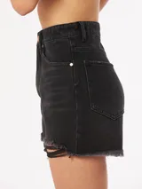 Short de jean negro con tiro alto, corte ajustado y terminaciones desflecadas con aberturas.