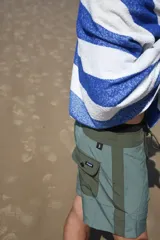 Short de baño azul con cintura gris y cordón ajustable.