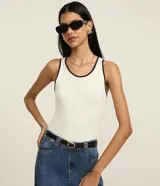 Musculosa de breteles anchos, confeccionada en Rib de algodón y modelo regular. Posee cuello redondo y acabado contrastante.