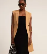 Vestido midi negro de rib con escote cuadrado y breteles anchos.