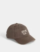 Gorra marrón de gabardina con efecto lavado y bordado frontal con la frase "Leisure Enjoy Life Club" en color blanco.