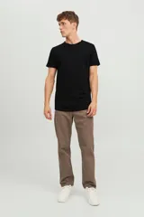 Camiseta de manga corta Jack & Jones Essentials, color negro, con cuello redondo y corte regular.