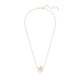 Collar con colgante en forma de lazo bañado en tono oro rosa, con cristales transparentes engastados y una piedra colgante en forma de pera.