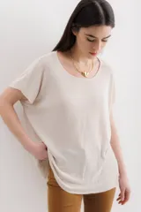 Blusa color beige de tejido de punto con lurex, de mangas cortas y corte holgado.