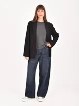 Blazer negro de corte holgado, con solapas y sin botones.