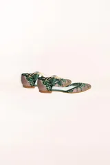 Bailarinas con base de rejilla animal print verde y glitter fino multicolor. Cordón beige con borla a juego.